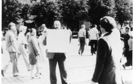 Vadim Konovalihin, a former political prisoner from Kaliningrad, picketing on Red Square. Photo: Memorial Society Photo Archive 