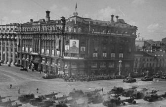 Парад 1 мая 1947 года, здание в середине — гостиница «Националь» (1-й Дом Советов). Фото: oldmos.ru