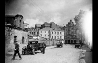 Krivoy Lane in 1940–1941. City Arrest House was, presumably, located in the three- and four-storey buildings on the left. Photo: PastVu