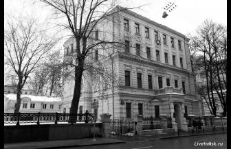 Знаменка, 10. Современный вид (в 1930-х гг. к зданию было надстроено 2 этажа). Фото: liveinmsk.ru