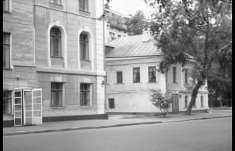 The building that housed the orphanage for boys is on the right side. Source: PastVu.