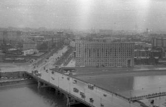 View of the Novoarbatskii Bridge and the still-standing Novinskaya Prison.