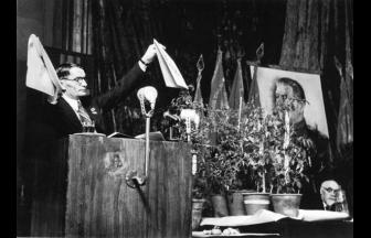 Выступление Т. Д. Лысенко на сессии ВАСХНИЛ в 1948 г. Фото: humus.livejournal.com