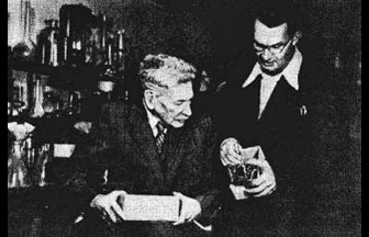 Академик Б. Б. Полынов (слева) за работой в Институте почвоведения. 1952 г. Фото: Коммерсантъ