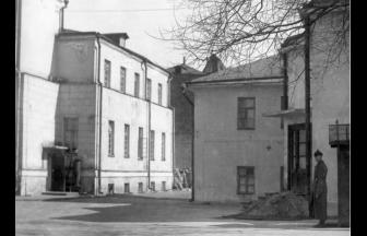 Институт судебно-психиатрической экспертизы им. В.П. Сербского, 1920-е гг. Внутренний двор. На левой стороне фотографии — старый корпус института с достроенным третьим этажом