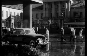 Улица Кирова (Мясницкая) в 1947 г. (на заднем плане дом Барышникова). Кадр из к/ф «Весна». Источник: PastVu