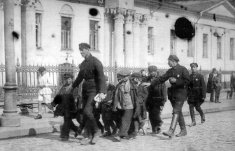 Беспризорные дети в сопровождении сотрудников милиции направляются в детский дом. Москва, 1920-е. Фото: foto-history.livejournal.com
