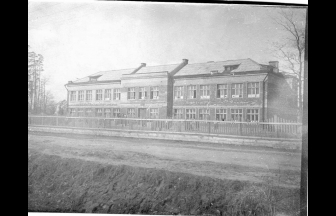 An example of educational institution of the 1930’s in Novogireyevo (school number 1). Photograph: PastVu