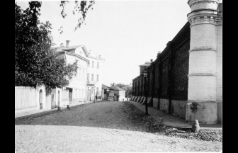 2nd Zachatyevskiy lane. On the right - wall of the Zachatyevskiy monastery. 1913-1914. Photograph: PastVu