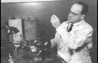 Л. А. Зильбер в своей лаборатории. Фото: 1543.su