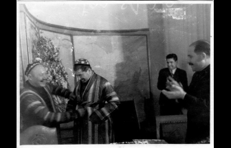 На И. Сталина надевают восточный халат. 1930-е гг. Фото: МАММ / МДФ, russiainphoto.ru