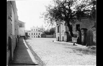 2nd Zachatyevskiy Lane, view to the Zachatyevskiy monastery. 1913-1914. Photograph: PastVu