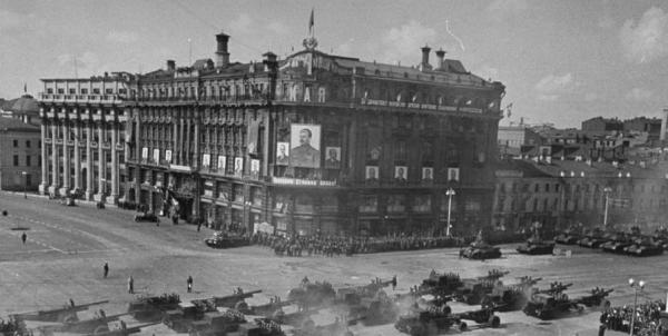 Парад 1 мая 1947 года, здание в середине — гостиница «Националь» (1-й Дом Советов). Фото: oldmos.ru
