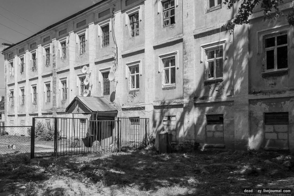 Pre-revolutionary poorhouse in the Meshcherino estate. The orphanage was presumably located in one of the estate's houses. Photograph: Letopis of Russkaya Usad'ba (web blog).