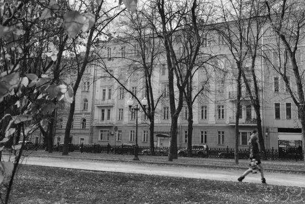 Gogolskiy Boulevard, 25. Behind the facade was located the wing, where Shalamov lived with Olga Neklyudova. Photo: begom.com Gogolskiy Boulevard, 25. Behind the facade was the wing where Shalamov lived with Olga Neklyudova. Photo: begom.com