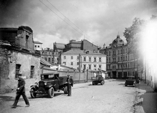 Krivoy Lane in 1940–1941. City Arrest House was, presumably, located in the three- and four-storey buildings on the left. Photo: PastVu Krivoy Lane in 1940–1941. City Arrest House was, presumably, located in the three- and four-storey buildings on the left. Photo: PastVu