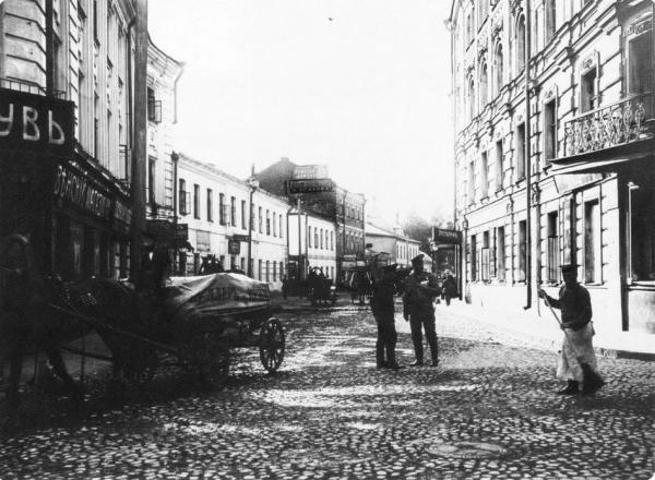 Малая Бронная улица от Тверского бульвара. 1914 г. Фото: oldmos.ru​