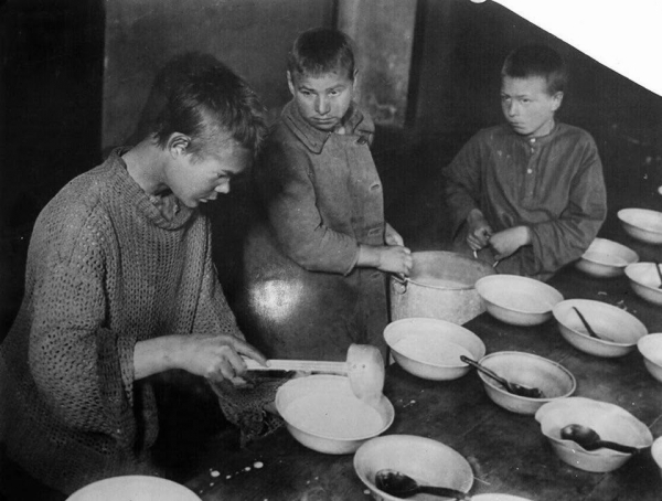 Homeless children in the children’s shelter on Smolenskiy Boulevard. 1926. Photo: humus.livejournal.com