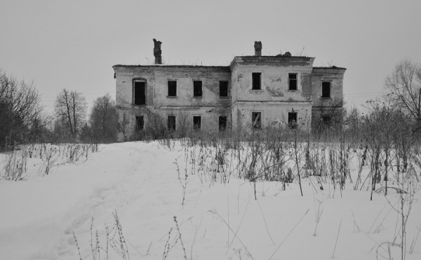 Annex of the Novikova estate, where the Malinskiy orphanage was located. The building was badly damaged by fire in 2006. Photo: deadokey.livejournal.com