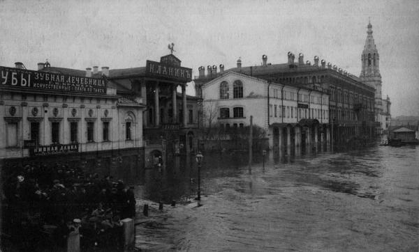 Софийская набережная. 1908 г. Здание с портиком и колоннами в центре — дом № 38. Фото: PastVu Софийская набережная. 1908 г. Здание с портиком и колоннами в центре — дом № 38. Фото: PastVu