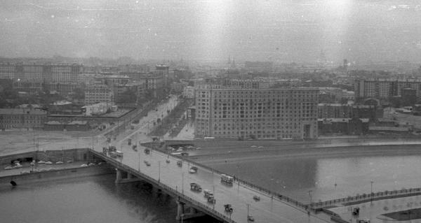 View of the Novoarbatskii Bridge and the still-standing Novinskaya Prison.