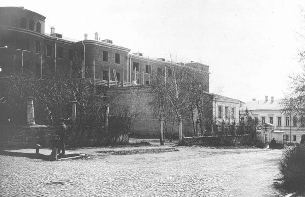 Петроверигский пер., 10. Перестройка и надстройка в 1912–26 гг. старого здания мужского лютеранского Петропавловского училища. Фото: PastVu Петроверигский пер., 10. Перестройка и надстройка в 1912–26 гг. старого здания мужского лютеранского Петропавловского училища. Фото: PastVu