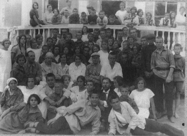 Pupils and personnel of the Pushkino Community Village, 1920s. Source: http://old.gau.mosreg.ru