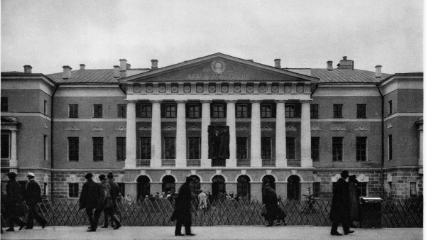 Тверская ул. Музей революции — бывший Английский клуб. 1925–28 гг. Фото: PastVu Тверская ул. Музей революции — бывший Английский клуб. 1925–28 гг. Фото: PastVu