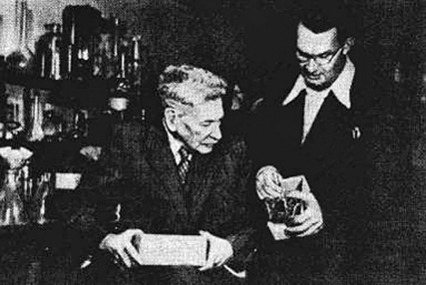 Академик Б. Б. Полынов (слева) за работой в Институте почвоведения. 1952 г. Фото: Коммерсантъ