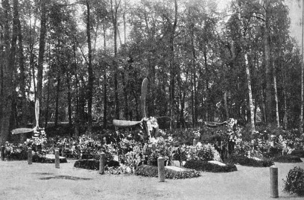 Aviators’ graves in the Bratskoe Cemetery, 1920s. Photo: Wikimedia Commons