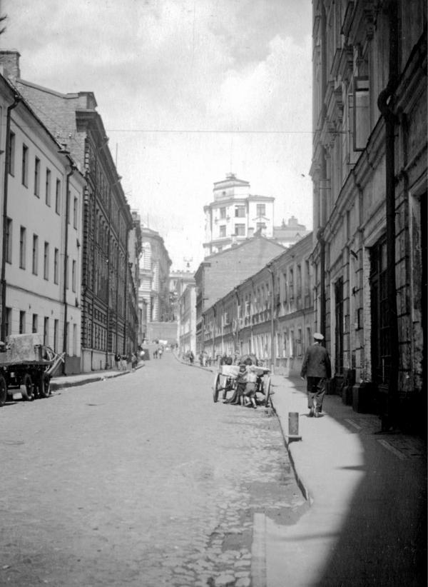 Krivoy Lane, view from house No. 7. Arrest house, presumably, — white three-story building on the right. Photo: PastVu