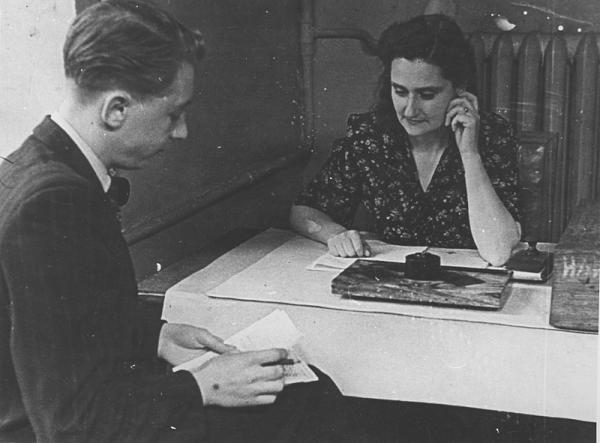 Н. В. Бржостовская принимает экзамен. 1950-е гг. Фото: mosarchiv.mos.ru Н. В. Бржостовская принимает экзамен. 1950-е гг. Фото: mosarchiv.mos.ru