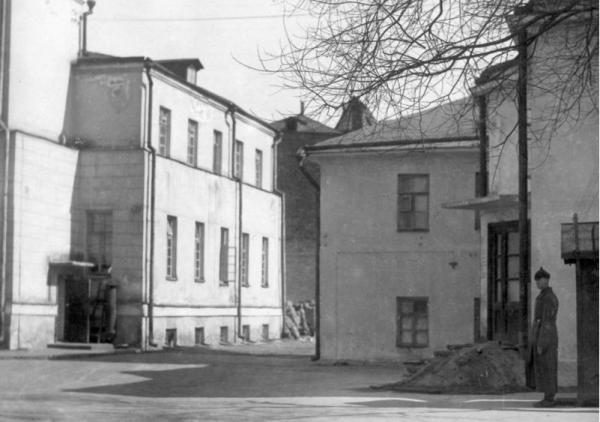 Институт судебно-психиатрической экспертизы им. В.П. Сербского, 1920-е гг. Внутренний двор. На левой стороне фотографии — старый корпус института с достроенным третьим этажом