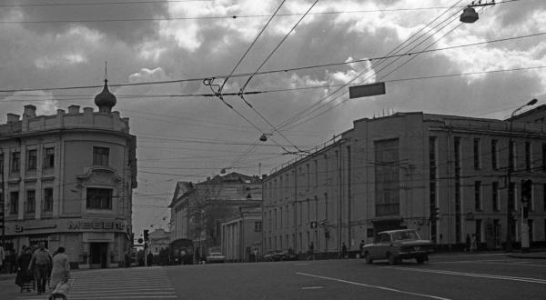 Справа — здание института (Страстной бул., 27). 1985 г. Фото: PastVu