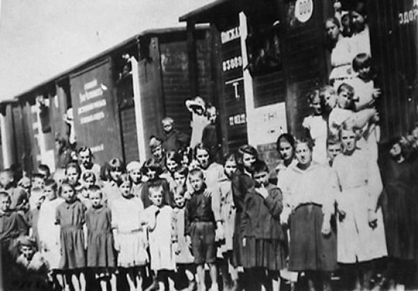 Дети у вагона-«теплушки». 1918 г. Фото: family.booknik.ru