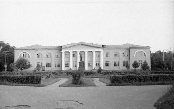 Здание ВИЭВ на месте Главного усадебного дома. 1964 г. Фото: PastVu
