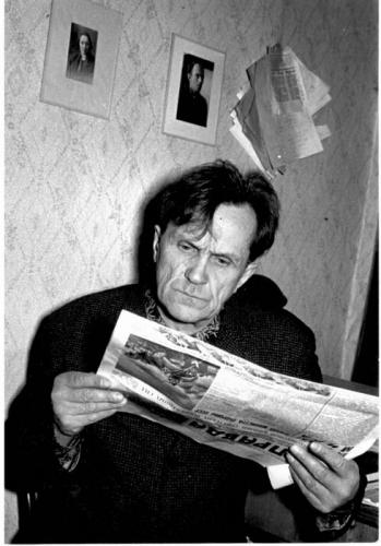 Shalamov reading a newspaper. On the wall are pictures of Osip Mandelstam. 1968. Photo: shalamov.ru