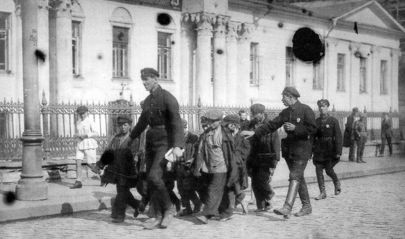 Беспризорные дети в сопровождении сотрудников милиции направляются в детский дом. Москва, 1920-е. Фото: foto-history.livejournal.com