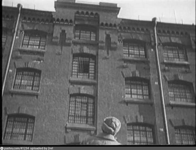 Пятиэтажный корпус во внутреннем дворе тюрьмы. Кадр из фильма «Путевка в жизнь», 1929–1931 гг. 