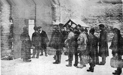 Начальник Сокольнического исправдома провожает заключенных, вышедших на свободу по амнистии в 1927 г. Фото опубликовано в: журнал «Огонек», 1927 г.