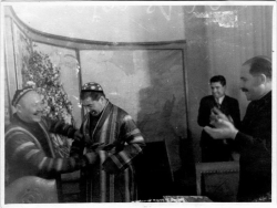 На И. Сталина надевают восточный халат. 1930-е гг. Фото: МАММ / МДФ, russiainphoto.ru